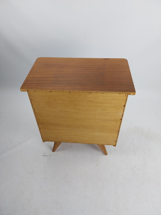 Image 1 of Commode en teck fineer de style danois du milieu du siècle dernier.  3 tiroirs années 1960.