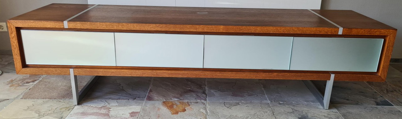 Hermoso mueble de TV / aparador bajo Delato Credenza