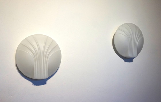 Image 1 of Juego de dos lámparas de pared Hillebrand Art Déco de cristal opalino con forma de concha, 1960