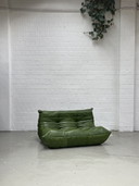 Ligne Roset Togo Canapé 2 places en cuir vert vintage