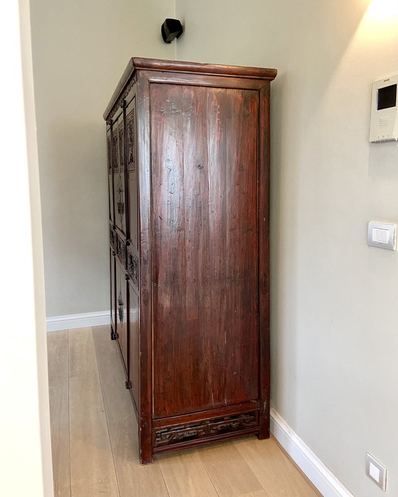 Image 1 of Armoire chinoise en bois de la dynastie Qing, fabriquée à la main