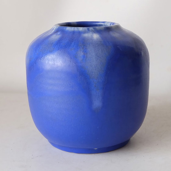 Image 1 of Pieter Groeneveldt (1889-1982) Vase en faïence émaillée bleue.