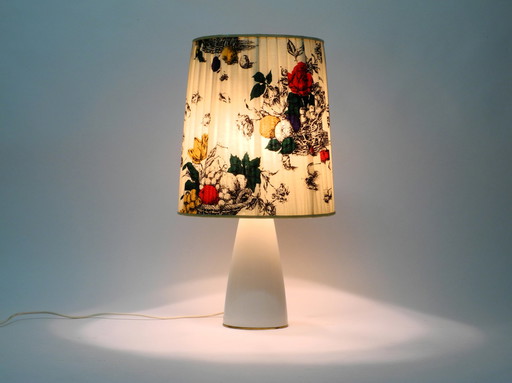 Large 1960s KPM table lamp in porcelain and pleated silk lampshade with colorful floral pattern