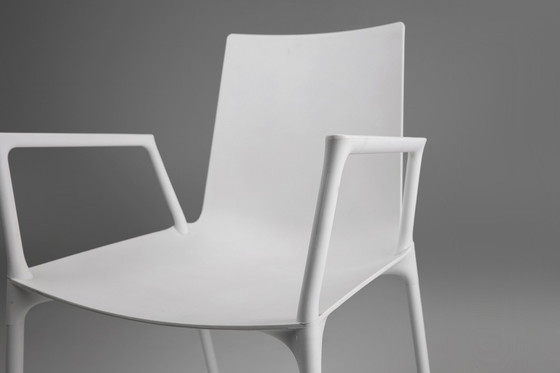Image 1 of Silla de diseño blanca del siglo XXI con reposabrazos, Bélgica