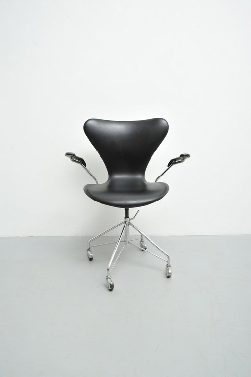 Arne Jacobsen Model 3217 Swivel Desk Chair 1950s