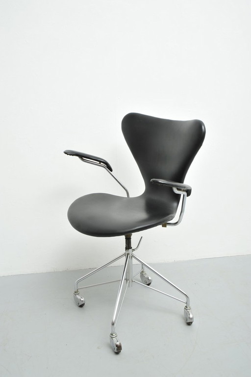 Arne Jacobsen Model 3217 Swivel Desk Chair 1950s