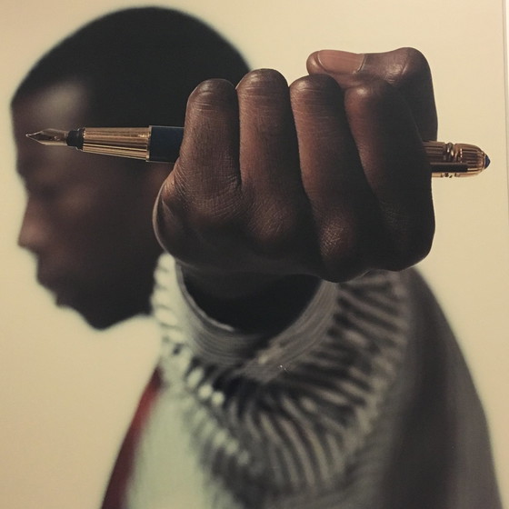 Image 1 of Photo originale "Homme avec stylo Cartier