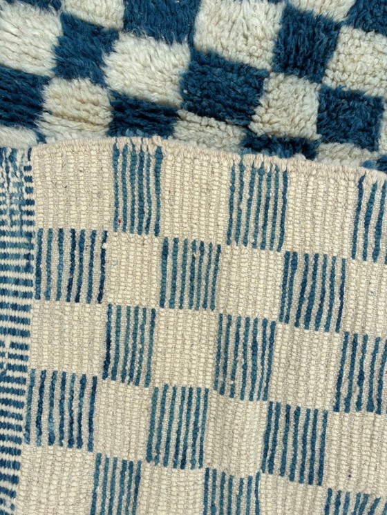 Image 1 of "Azzad" - Tapis marocain bleu à carreaux tissé à la main