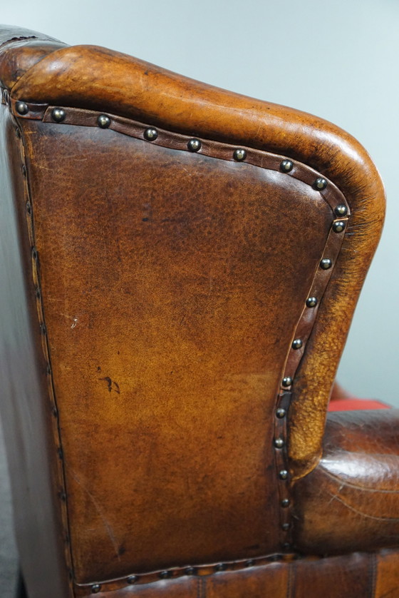 Image 1 of Ensemble de deux chaises à oreilles en cuir de mouton avec coussins d'assise en velours rouge