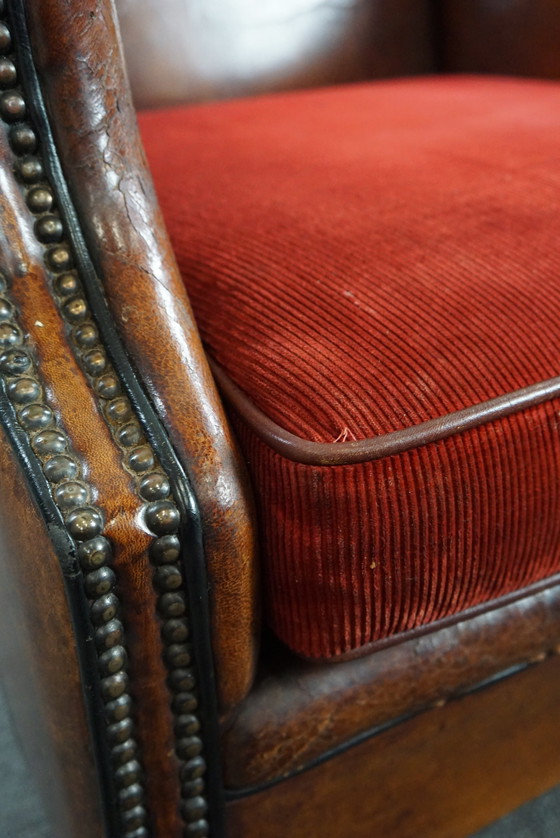 Image 1 of Ensemble de deux chaises à oreilles en cuir de mouton avec coussins d'assise en velours rouge