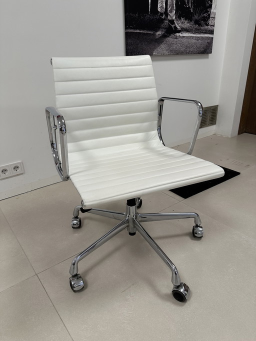 Vitra office chair swivel and casters EA 117 Eames