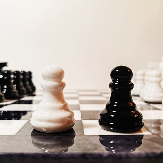 Image 1 of Set di scacchi anni '70 in alabastro di Volterra intagliato a mano - Bianco e nero - Prodotto in Italia