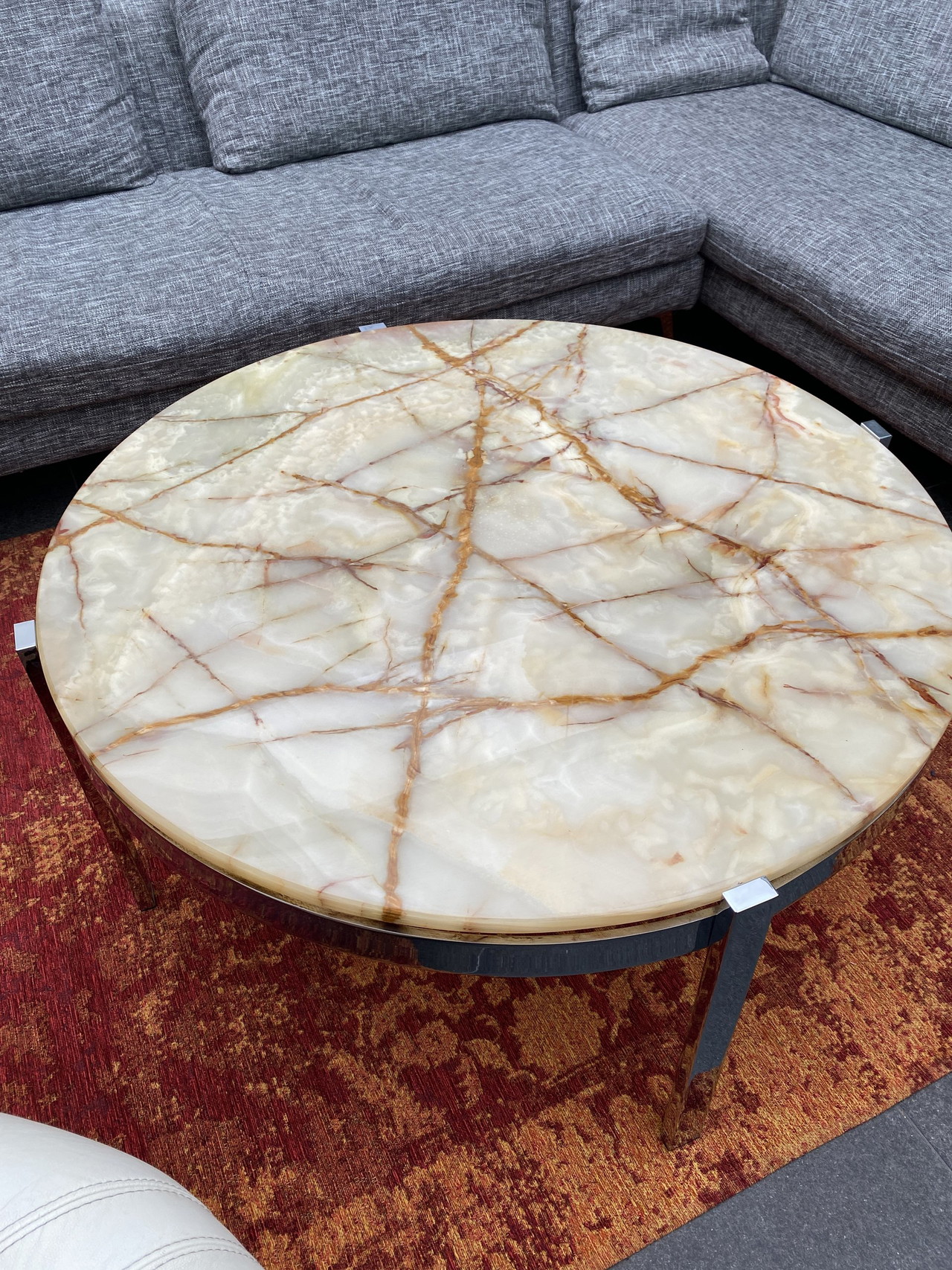 Table basse vintage chromée avec plateau en onyx