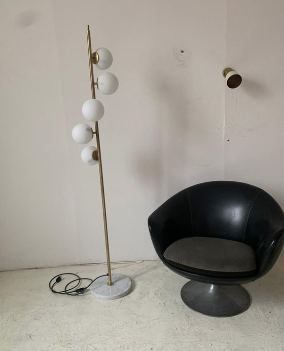 Image 1 of Lampada da terra italiana in ottone e vetro opalino