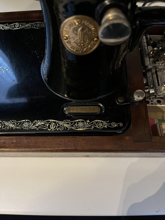 Image 1 of Singer Sewing Machine From 1928