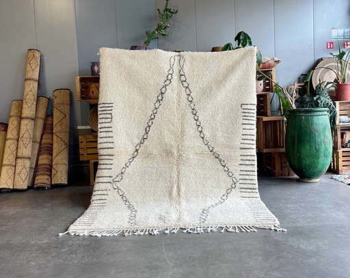 White and gray moroccan wool rug 