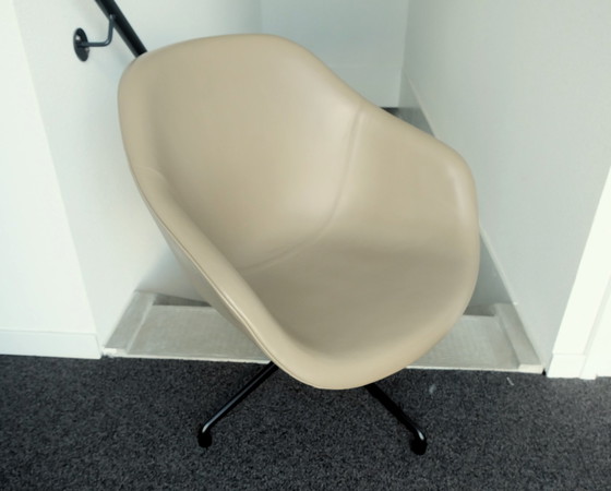 Image 1 of 2x HAY A propos d'un fauteuil bas Lounge AAL81 fauteuils pivotants