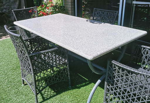 Table de jardin originale en pierre naturelle belge en granit oblong