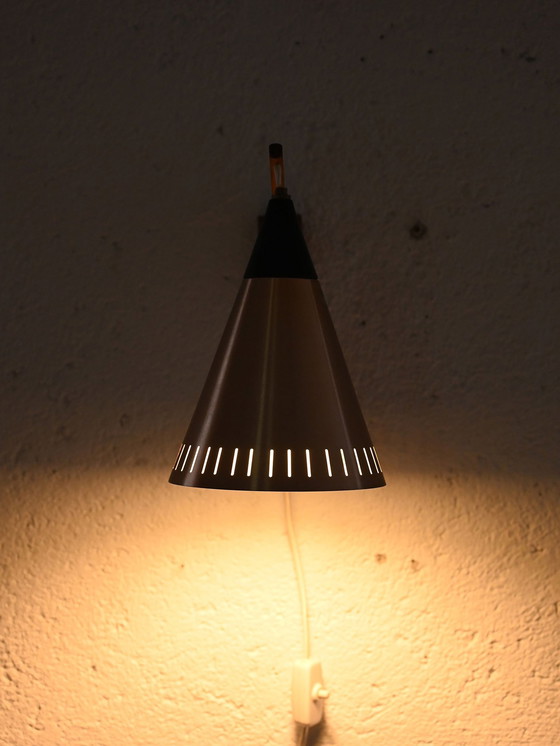 Image 1 of Lampada da parete vintage scandinava con braccio in teak e paralume conico nero