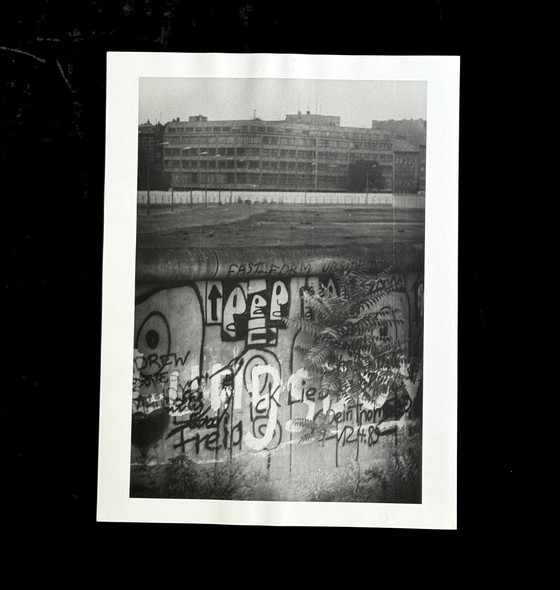 Image 1 of Laurent Tchedry - a Berlin wall. 1989