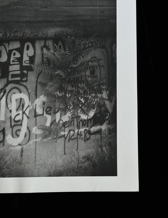 Image 1 of Laurent Tchedry - a Berlin wall. 1989