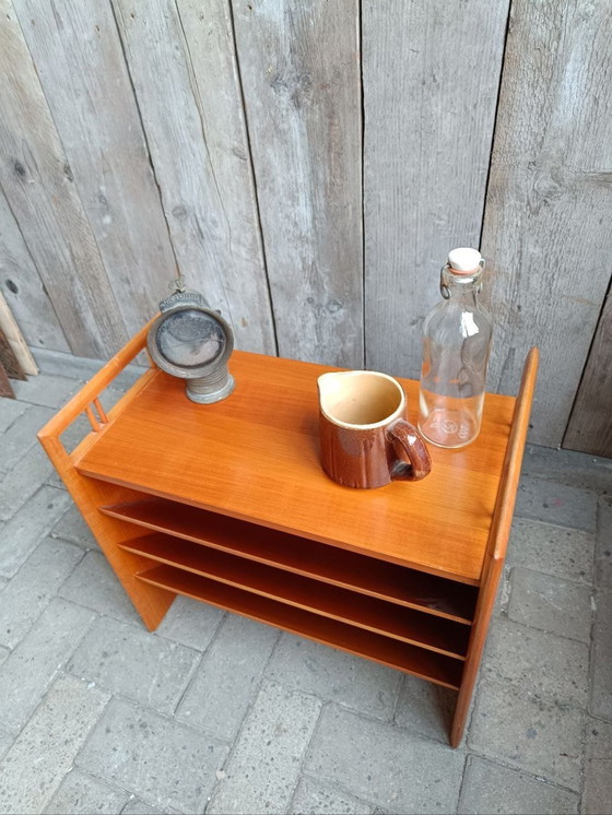 Image 1 of Revistero/Mesa auxiliar de estilo moderno de mediados de siglo