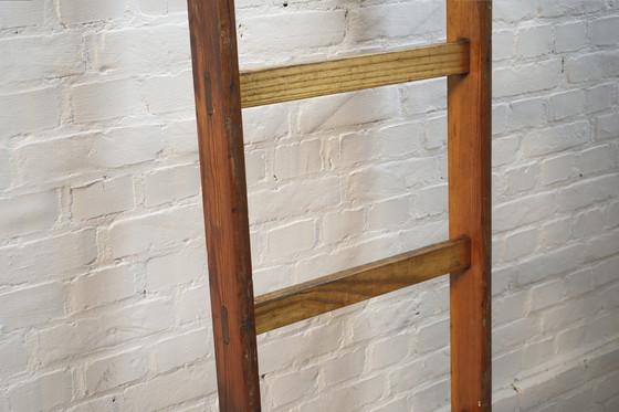 Image 1 of Cadre d'escalade vintage en pin