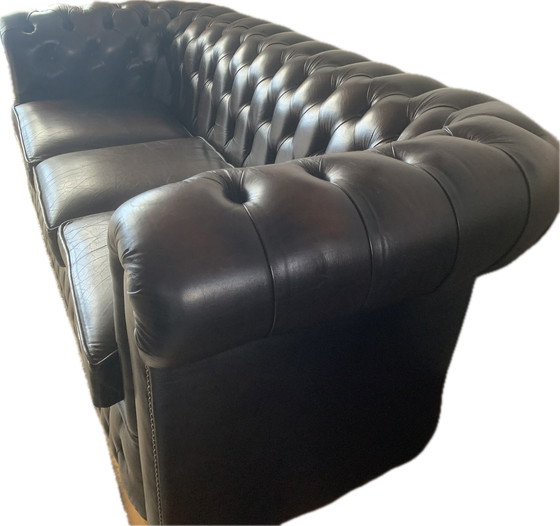 Image 1 of Chesterfield Sofa 2- And 3-Seater Sofa And York Chair