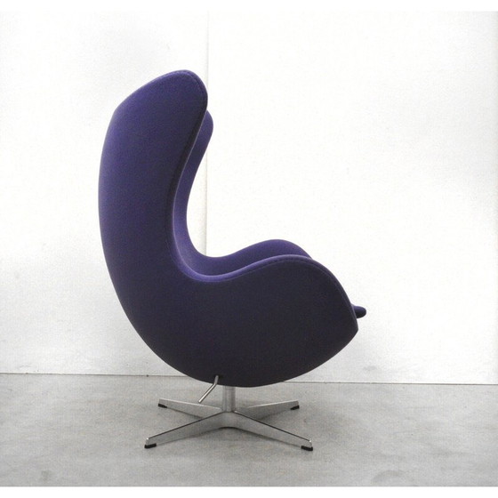 Image 1 of Vintage purple "Egg chair" armchair by Arne Jacobsen for Fritz Hansen