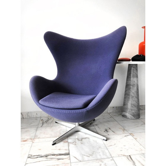 Image 1 of Vintage purple "Egg chair" armchair by Arne Jacobsen for Fritz Hansen