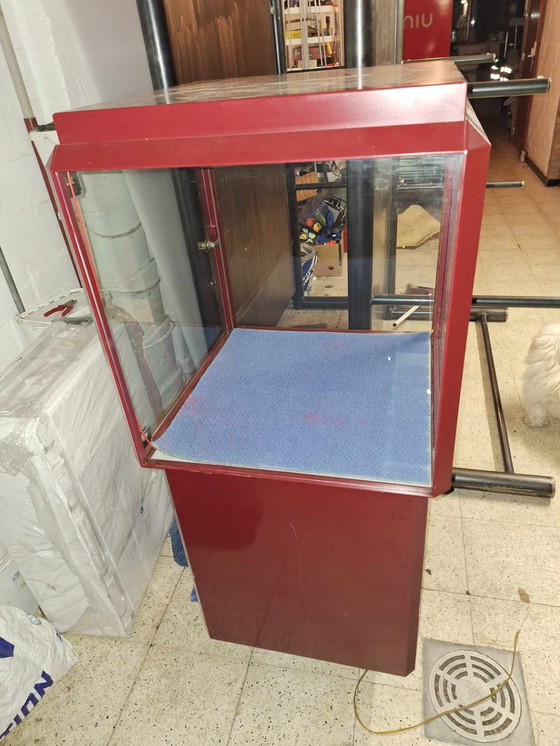 Image 1 of Vintage Illuminated Display-Vitrine Cabinet In Very Good Condition!