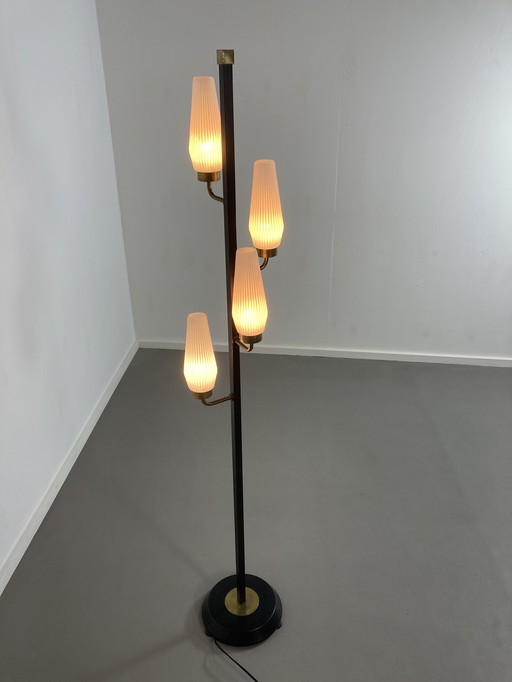 Lampadaire vintage français/italien noir avec abat-jour en laiton et verre opalin '60