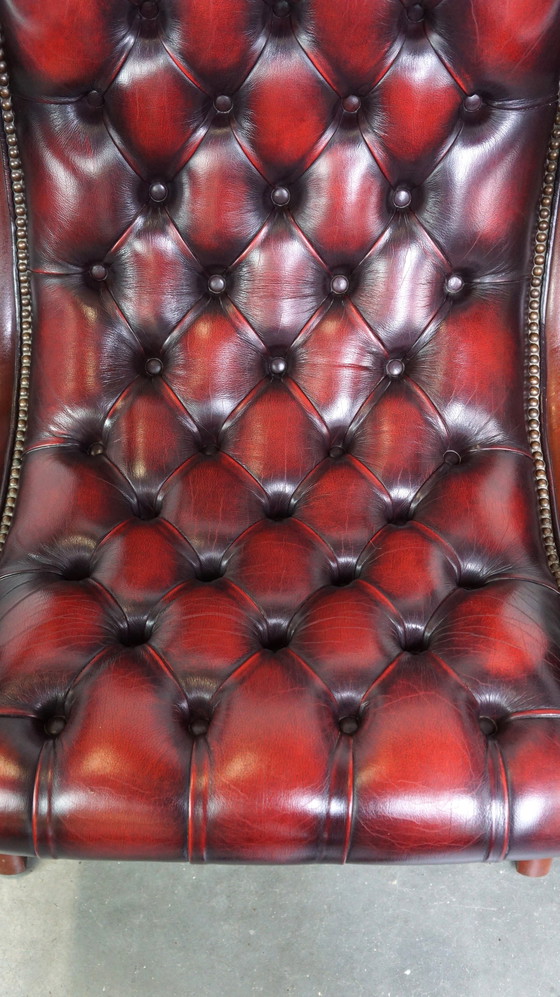 Image 1 of Fauteuil Chesterfield anglais rouge foncé flammé en cuir de vache et bois, modèle victorien