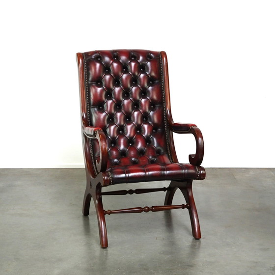 Image 1 of Fauteuil Chesterfield anglais rouge foncé flammé en cuir de vache et bois, modèle victorien