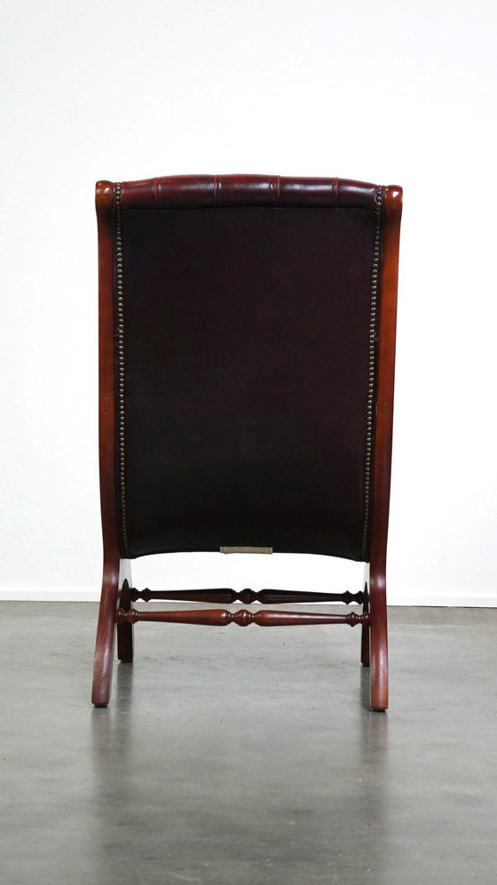 Image 1 of Fauteuil Chesterfield anglais rouge foncé flammé en cuir de vache et bois, modèle victorien