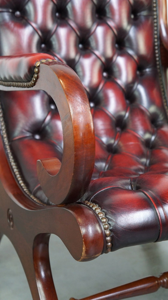 Image 1 of Fauteuil Chesterfield anglais rouge foncé flammé en cuir de vache et bois, modèle victorien