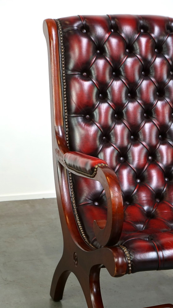 Image 1 of Fauteuil Chesterfield anglais rouge foncé flammé en cuir de vache et bois, modèle victorien