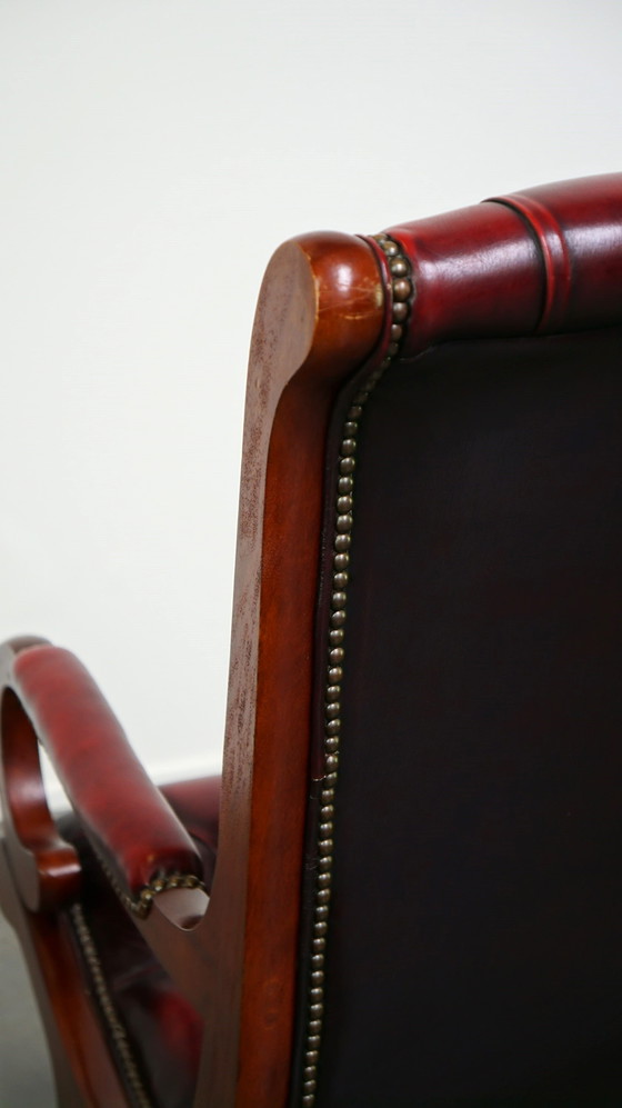 Image 1 of Fauteuil Chesterfield anglais rouge foncé flammé en cuir de vache et bois, modèle victorien