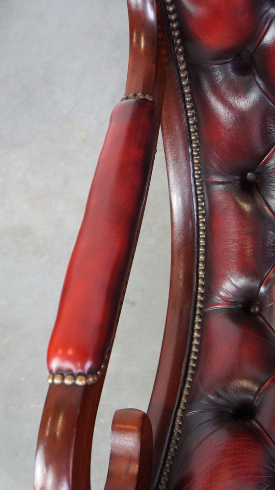 Image 1 of Fauteuil Chesterfield anglais rouge foncé flammé en cuir de vache et bois, modèle victorien