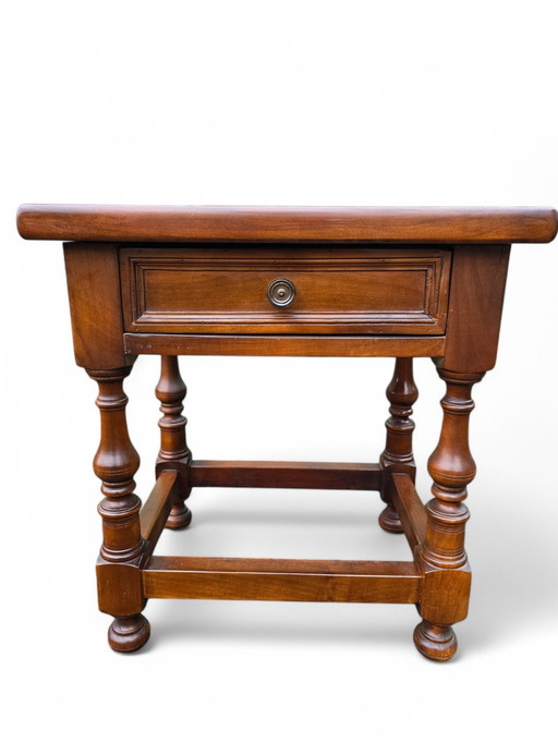 Mesita de noche vintage de madera oscura