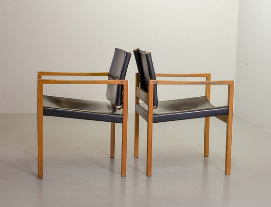 Image 1 of 2 Fauteuils scandinaves brutaux en chêne massif avec cuir noir, années 1960.
