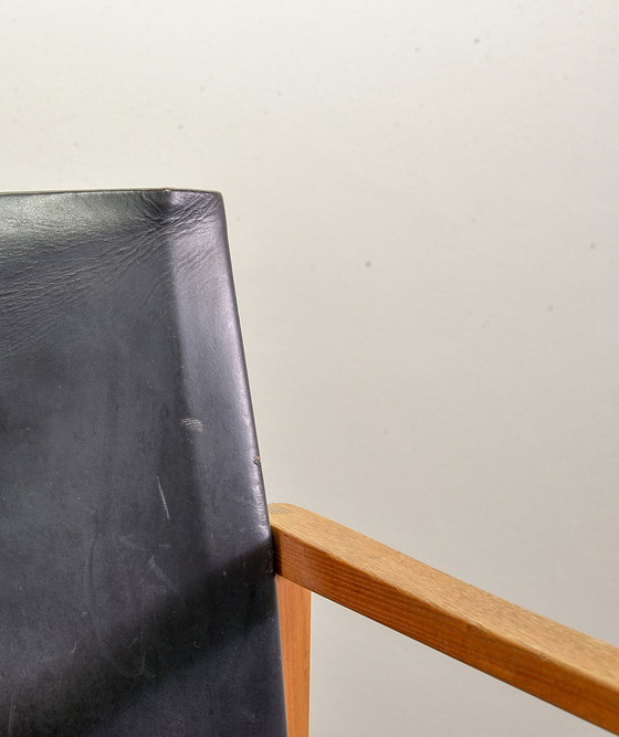 Image 1 of 2 Fauteuils scandinaves brutaux en chêne massif avec cuir noir, années 1960.