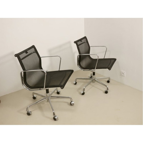 Image 1 of Pair of vintage Eames armchairs model Ea 117 by Vitra