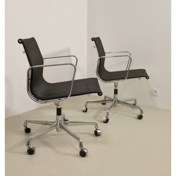 Image 1 of Pair of vintage Eames armchairs model Ea 117 by Vitra