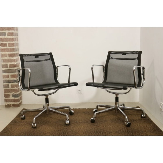 Image 1 of Pair of vintage Eames armchairs model Ea 117 by Vitra