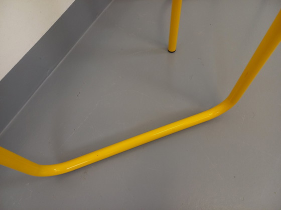 Image 1 of Set di 2 portasciugamani pieghevoli o valet in metallo giallo e nero vintage anni '80