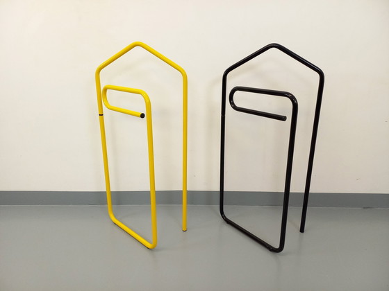 Image 1 of Set di 2 portasciugamani pieghevoli o valet in metallo giallo e nero vintage anni '80