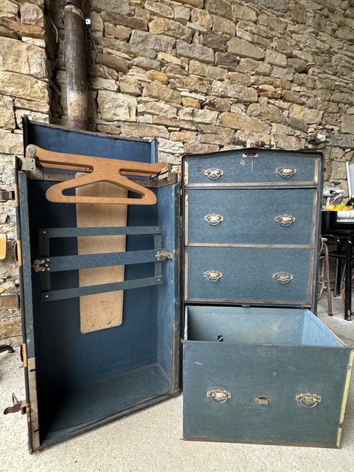 Garde-robe de voyage vintage