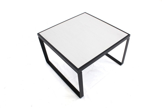 Image 1 of comme neuf, table basse carrée avec plateau réversible en chêne blanc et noir avec patins en acier