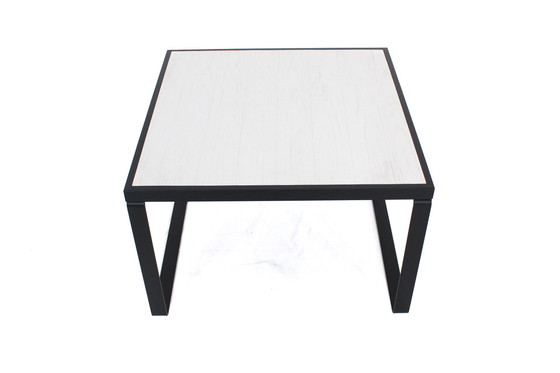 Image 1 of comme neuf, table basse carrée avec plateau réversible en chêne blanc et noir avec patins en acier